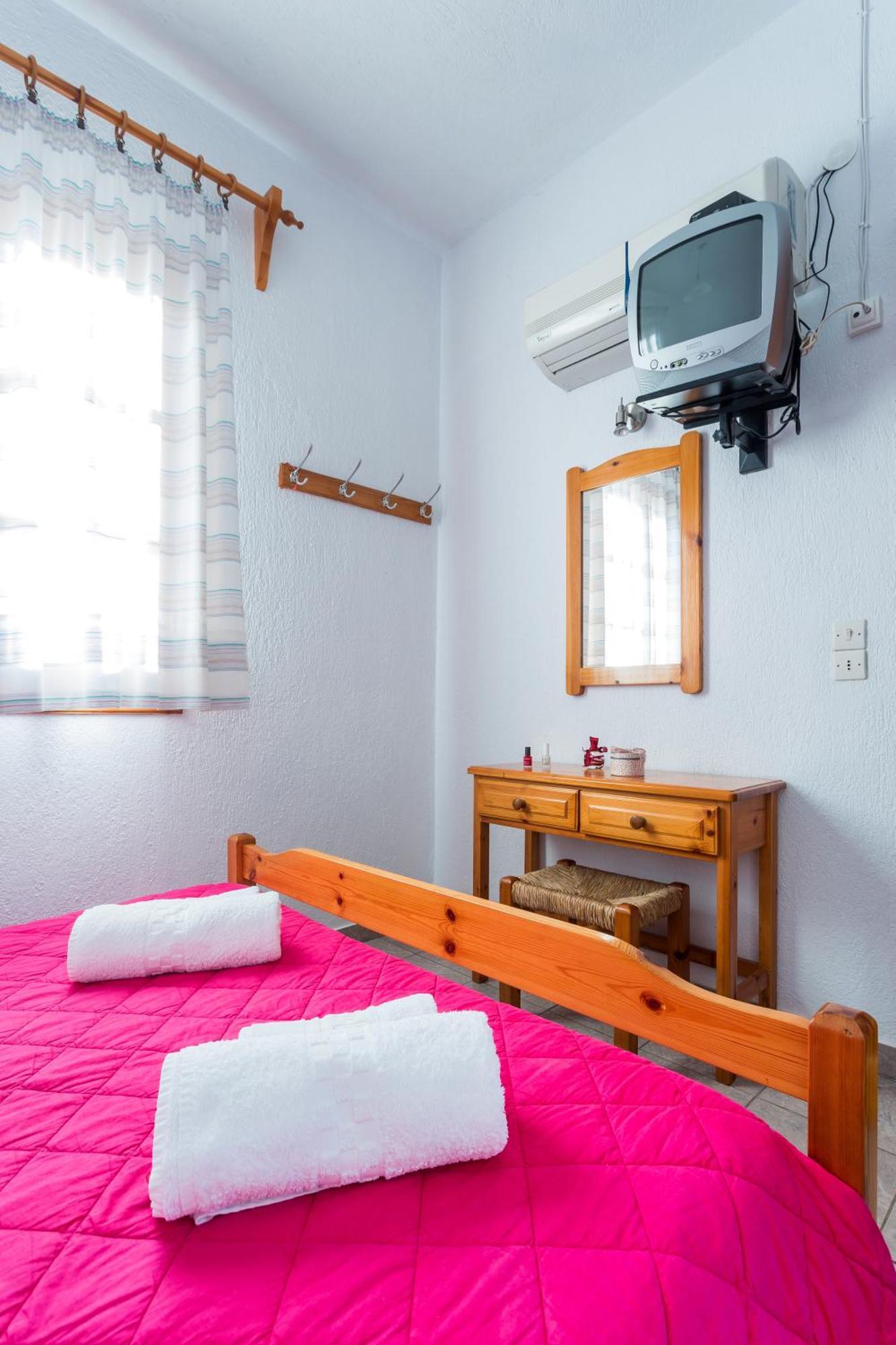 Nikolaos Studios Apartments Skopelos Town Exterior photo