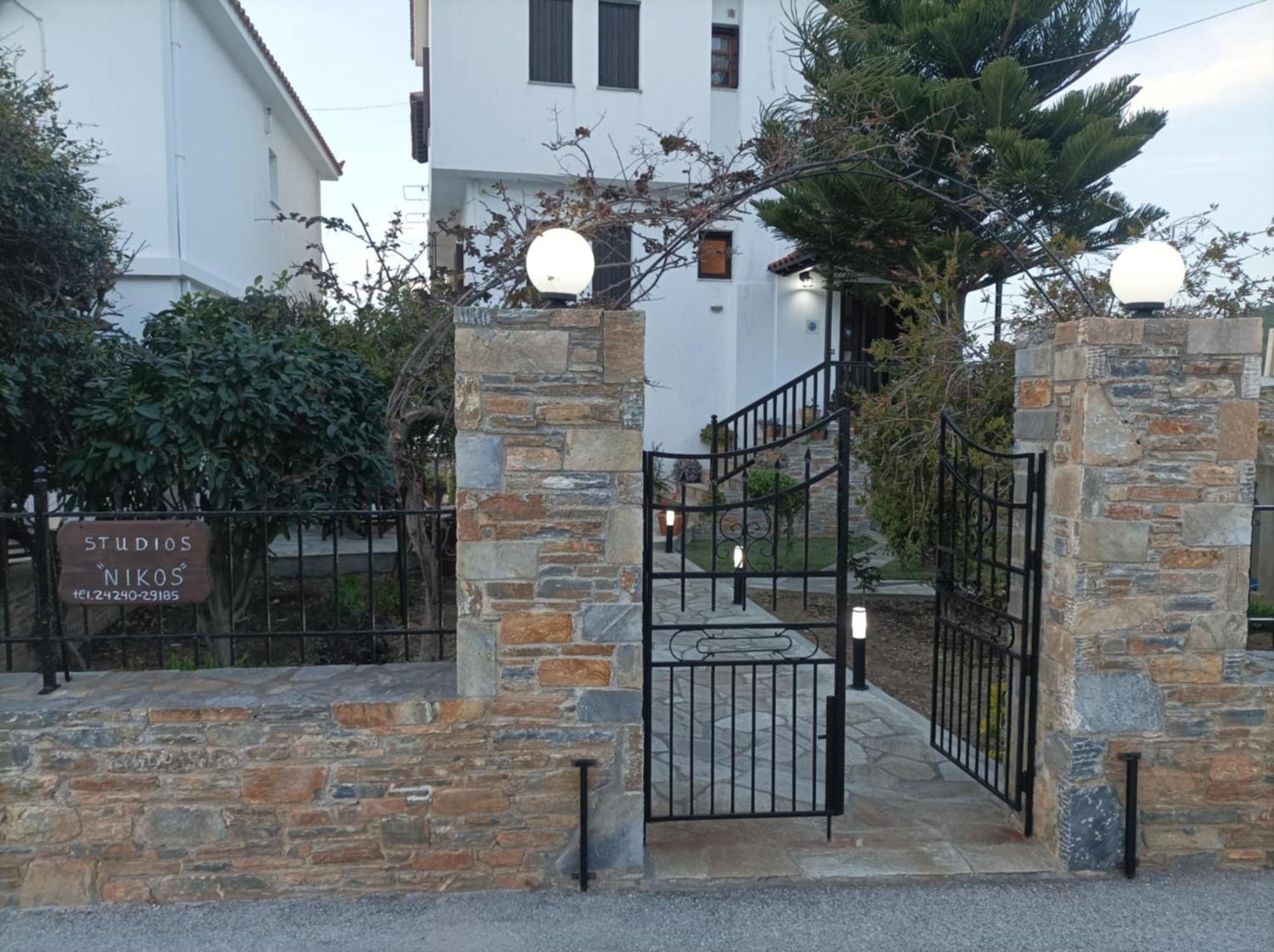 Nikolaos Studios Apartments Skopelos Town Exterior photo